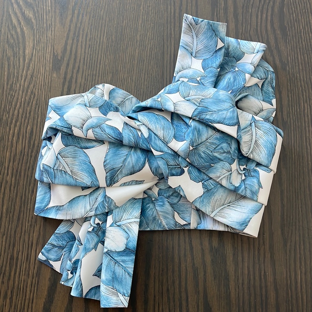 Cameo blue and white banana leaf design crop top, size XS.